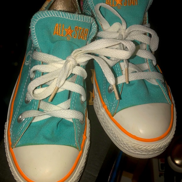 Converse Shoes - Women’s size 6 Lowtop Converse sneakers